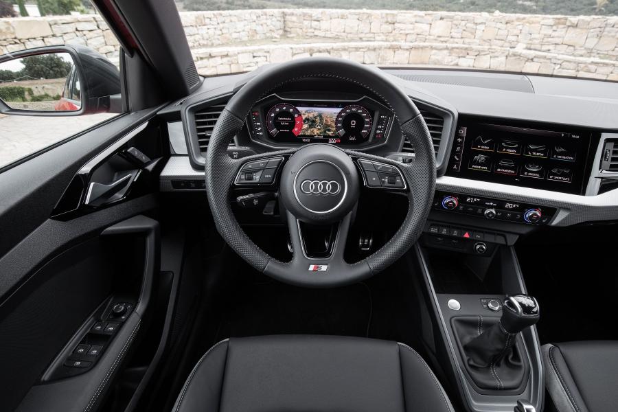 Панель приборов Audi A1 Sportback 30 TFSI Advanced 2018 года  (WW) (фото 15 из 16)
